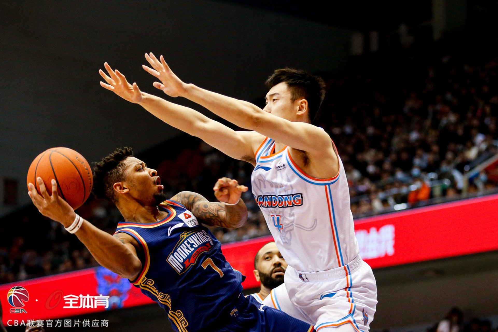 山东篮板拼抢积极